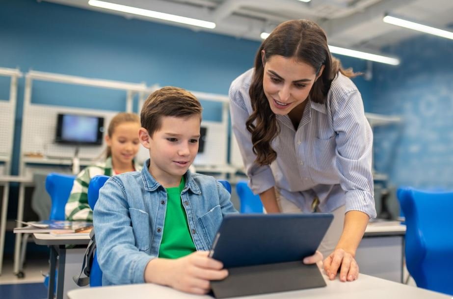 OMEP Spain Asks a Blunt Question, Why Is the Country Spending More on Devices Than on Preschool Teachers